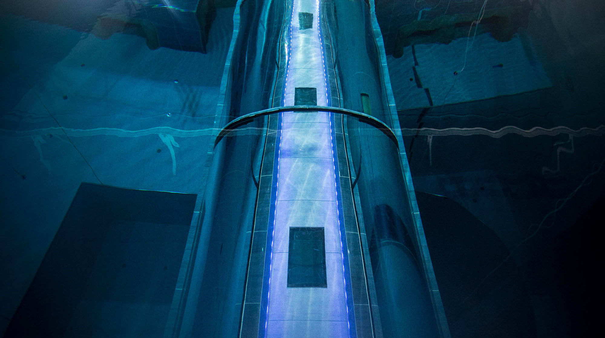 Demi Glass Tunnel in the Y-40 Pool